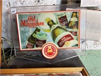 OLD MILWAUKEE BEER LIGHT-UP SIGN