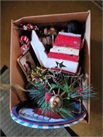 LOT OF ASSORTED CHRISTMAS DECORATIONS