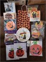 LOT OF ASSORTED HALLOWEEN DECORATIONS
