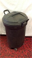 NW) 32 GALLON RUBBERMAID GARBAGE CAN, WITH LOCKING