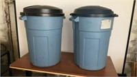 Garbage pails w/ lids 32 gal