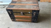 Vintage wooden trunk 32x18x22