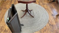 Grey neutral VERY CLEAN 70’’ diameter rug