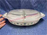 Vint Pyrex divided snowflake 1.5qt casserole & lid