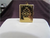 Gold Locket Opens For 4 Pictures