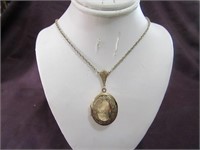 11 1/2" Gold Chain, Gold Locket 2 Pictures