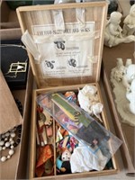 Small orientalist box w contents