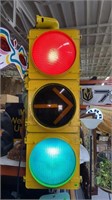 ORIG. TRAFFIC LIGHT WORKING MIDDLE ARROW FLASHES