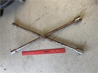 Foldable 4 way lug wrench
