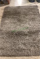 Light brown shag carpet measures 6‘ x 8‘ 100%