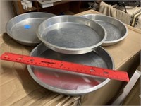 4 vintage aluminum pans