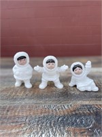 Lot including 3 procelain eskimo children figurine