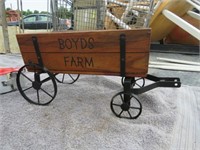 Boyds Farm Wagon Decor