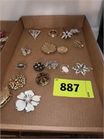 LOT OF SEVERAL WOMENS BROOCHES PINS