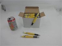Une boite de stylos surligneur jaune