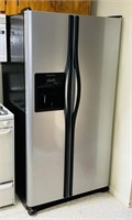 Frigidaire SxS Refrigerator/Freezer, Water/Ice in