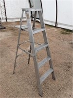 Aluminum step ladder 5 ft