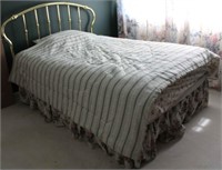 Vintage Brass Full size bed w/ bedding