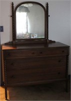 4 Drawer Dresser w/ mirror