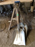 1 scoop shovel, 2 parts of shovels