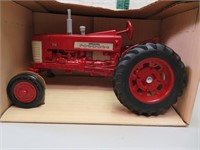 Ertl Farmall 350 Tractor 1/16 Scale