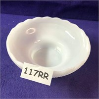 Vintage milk glass serving bowl 6.5x3 117RR
