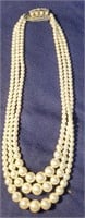 Precious pearl look necklace