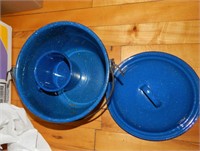 Blue camping cookwear