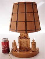 *Lampe vintage en bois sculpté, signée