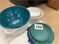 Different size plastic bowls