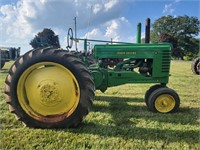 JD A TRACTOR WITH GOOD SHEET METAL &