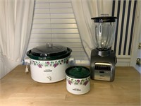 2 RIVAL CROC-POTS AND OSTER BLENDER