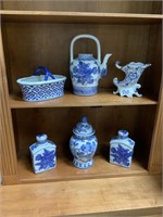 6 PIECES OF BLUE AND WHITE DECOR
