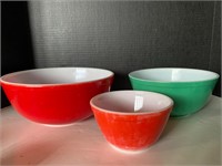 3 Pyrex Nesting mixing bowls