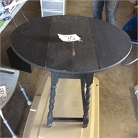 Drop leaf side table