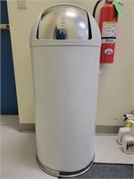 United Commercial Trash Can w/Liner