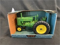 John Deere narrow front Model G Tractor, 1/16