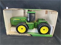 John Deere 4-wheel-drive tractor 8760, collectors