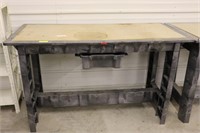 5' Rubbermaid Work Bench