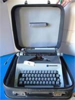 Vintage Commadore Typewriter in case