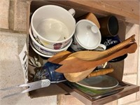 Box Lot Kitchen Items (R 4)