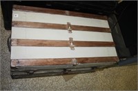 Wooden/Metal Trunk w/tray
