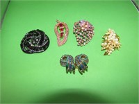 4 Ornate Brooch Pins & 1 Pair Clip Earrings