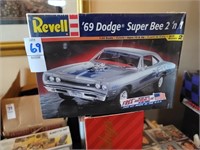 Revell 69 Dodge Super Bee 2 'n 1 model NIB