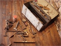 Coffre à outils en métal avec outils vintages