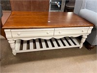 Very nice coffee table with 2 drawers