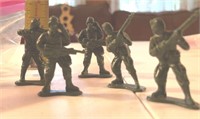 Vintage plastic 2"  Army soldiers and accessories