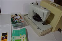 Singer Sewing Machine w Accessories