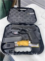 Glock G22 S&W 40 with laser sight and 2 mags