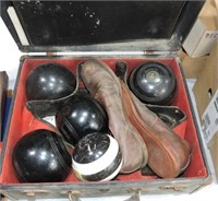 Lawn bowling set with carrying case